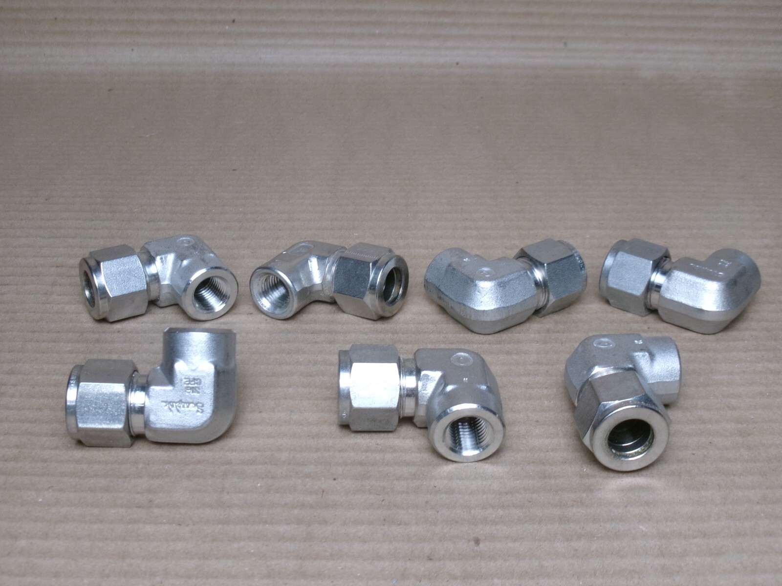 NEW LOT OF 7 PARKER/SWAGELOK 1/2″ FEMALE NPT 90° STAINLESS ELBOW TO 1/2″ TUBE