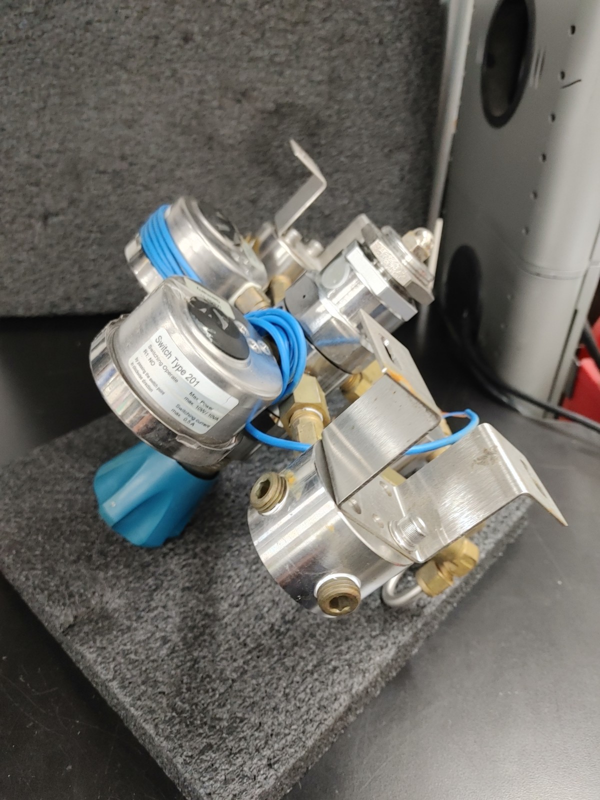 MATHESON High Purity Regulator with MATHESON Type 201 Switch X2 Pressure Gauges