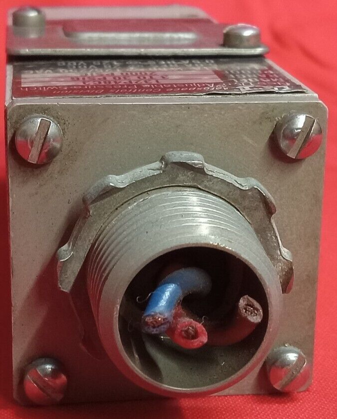 ITT AEROSPACE CONTROLS DIVISION NEO-DYN ADJUSTABLE PRESSURE SWITCH 132P48C3