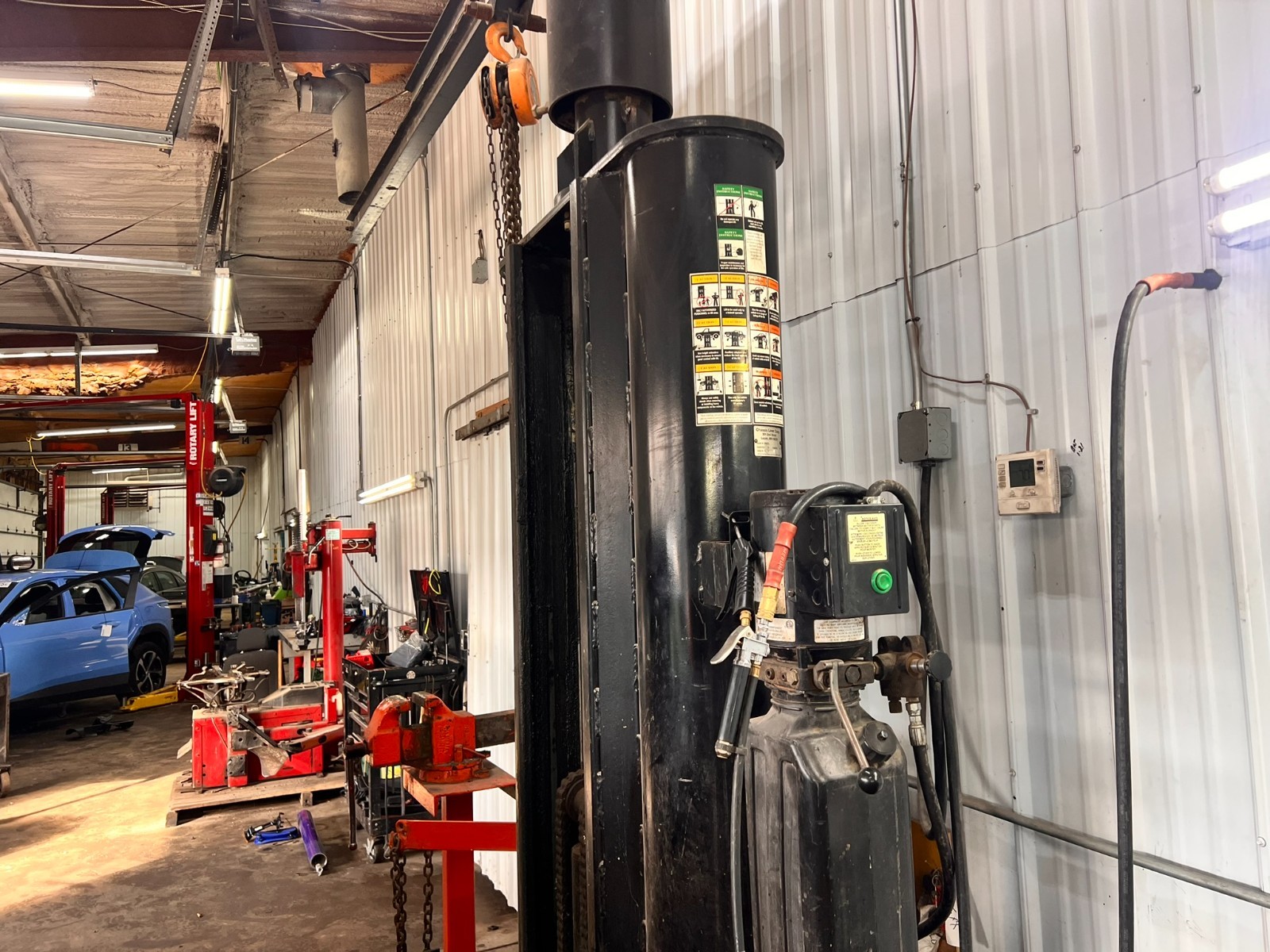 9000lb CAR/TRUCK HOIST TWINLIFT BY CHASSIS LINER W/OVERHEAD BOOM ENGINE LIFT