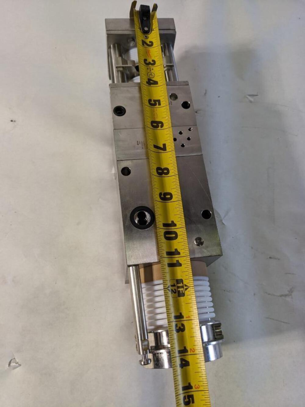 KHS PNEUMATIC CYLINDER 65175533S001 W/ APACHE 3800 CASE 8.39 X 5.6 X 3.25″ R35