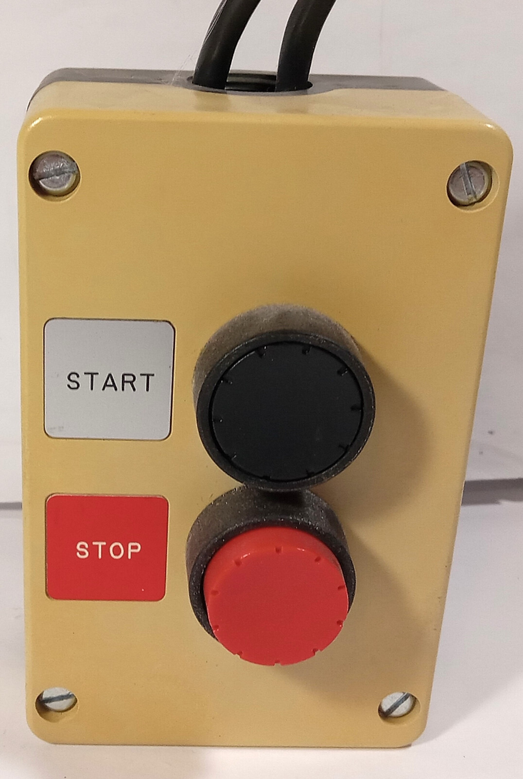 1 USED SIEMENS 3SB180.-2 TYPE 1 ENCLOSURE W/START/STOP BUTTONS ***MAKE OFFER***