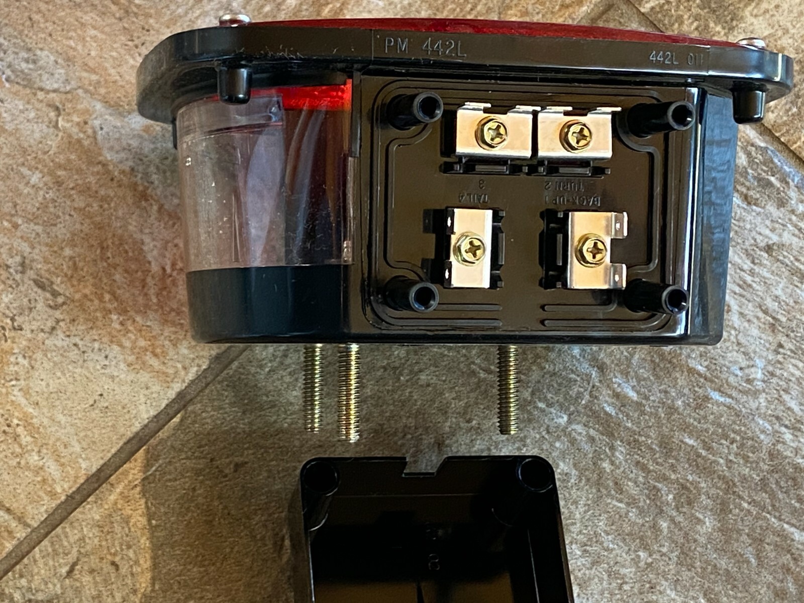 442L PETERSON TAIL LIGHT, S/T/T 3 STUD BOX LAMP, 2 BULBS IN LAMP, NEW