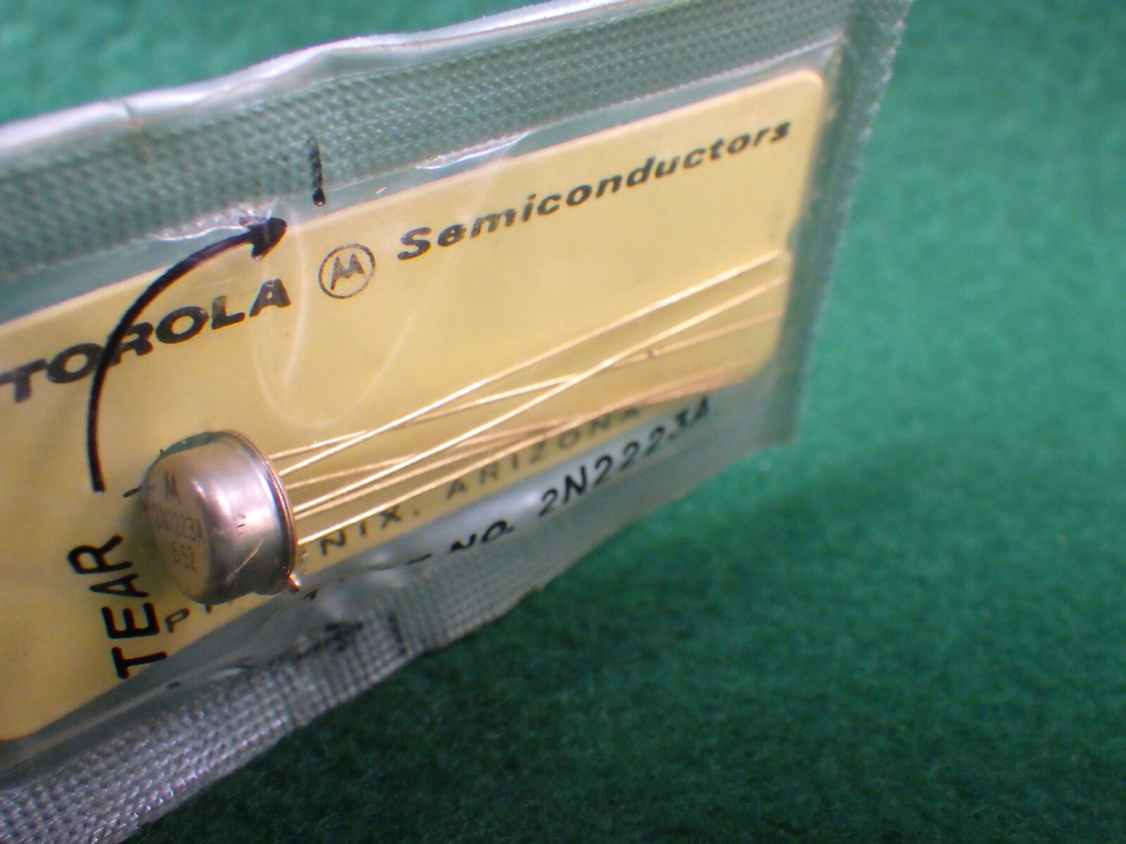 NOS Motorola Transistor 2N2223A NPN silicon, Sealed package, gold pins