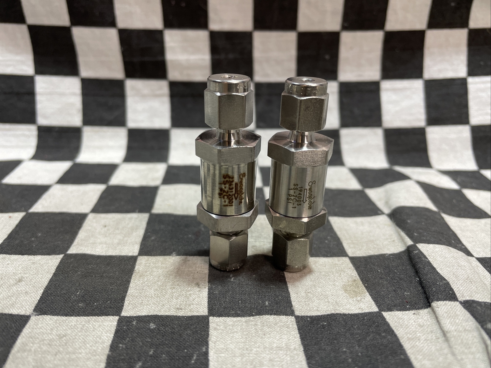 Swagelok Poppet Check Valve 1/8″ T, 1 PSI, SS-2C-1, Lot Of 2, SHIPSAMEDAY#F9P
