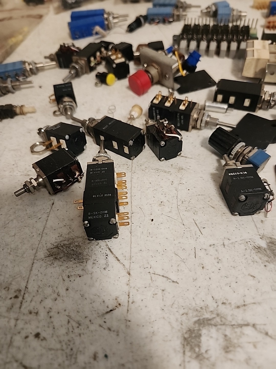Lot of 168 Schadow Pushbutton Switches ’80’s ‘90s Buttons Gold /w Buttons Vtg