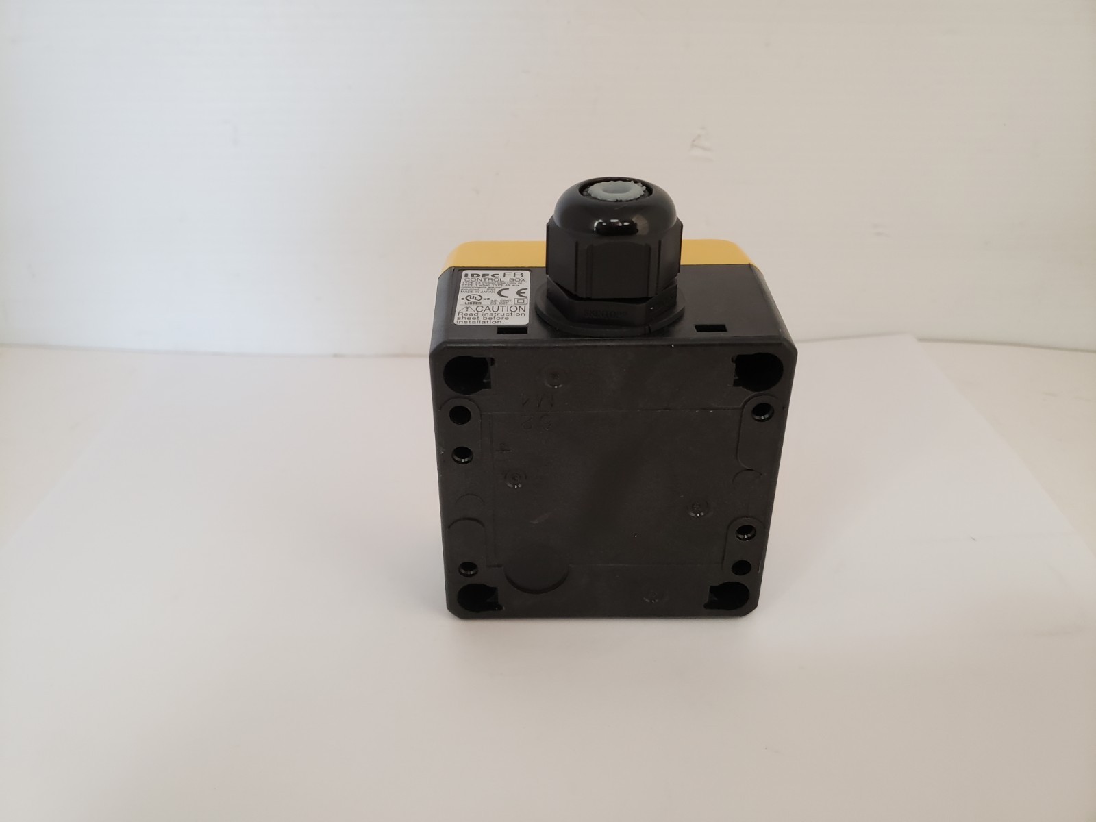 IDEC FB1W-XW1E-BV522MR ENCLOSURE BOX EMERGENCY STOP BUTTON NIB