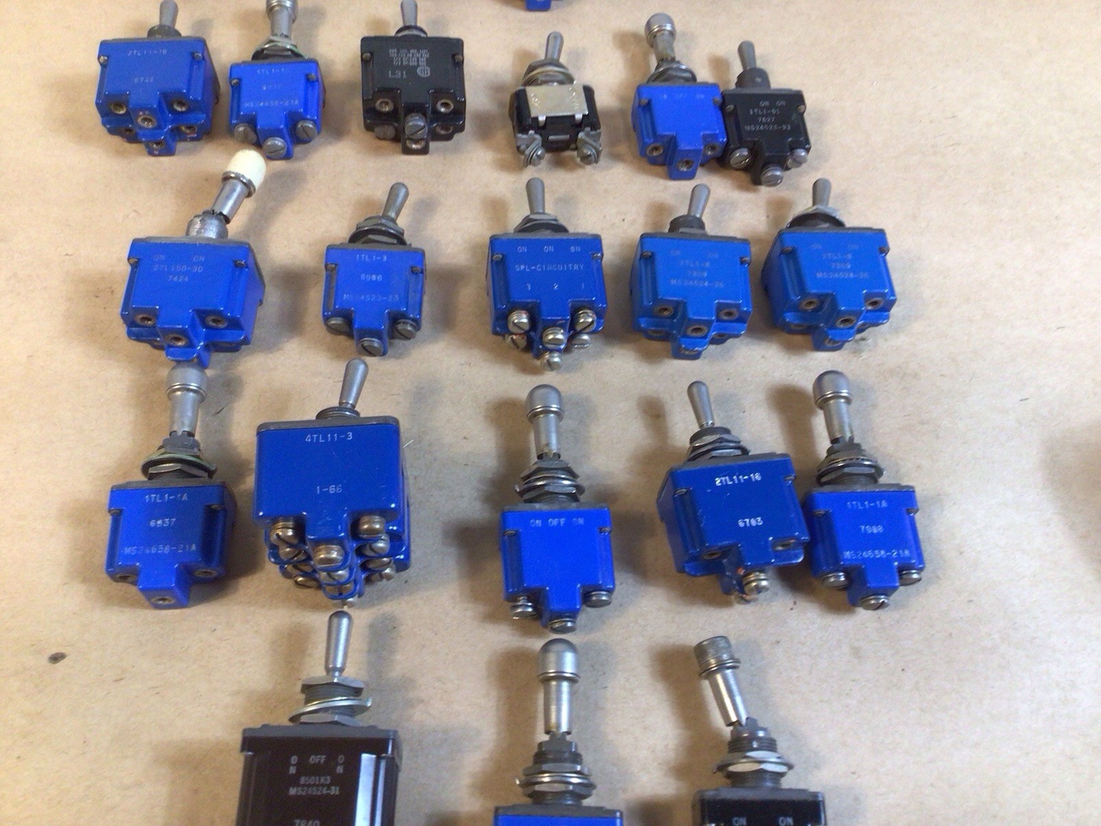 25 Pieces – Honeywell MICRO-SWITCH Large Lot Miscellaneous Switches / As Found