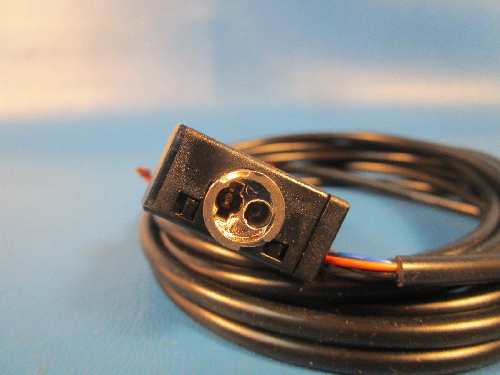 Keyence FS2-60, SENSOR AMPLIFIER, FIBER, Cable W/ Bracket, PHOTOELECTRIC