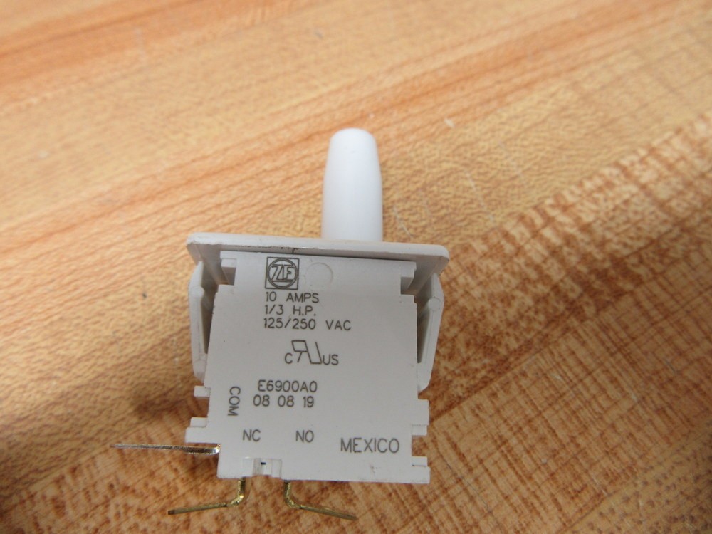 ZF Friedrichshafen E6900A0 Pin Plunger Switch