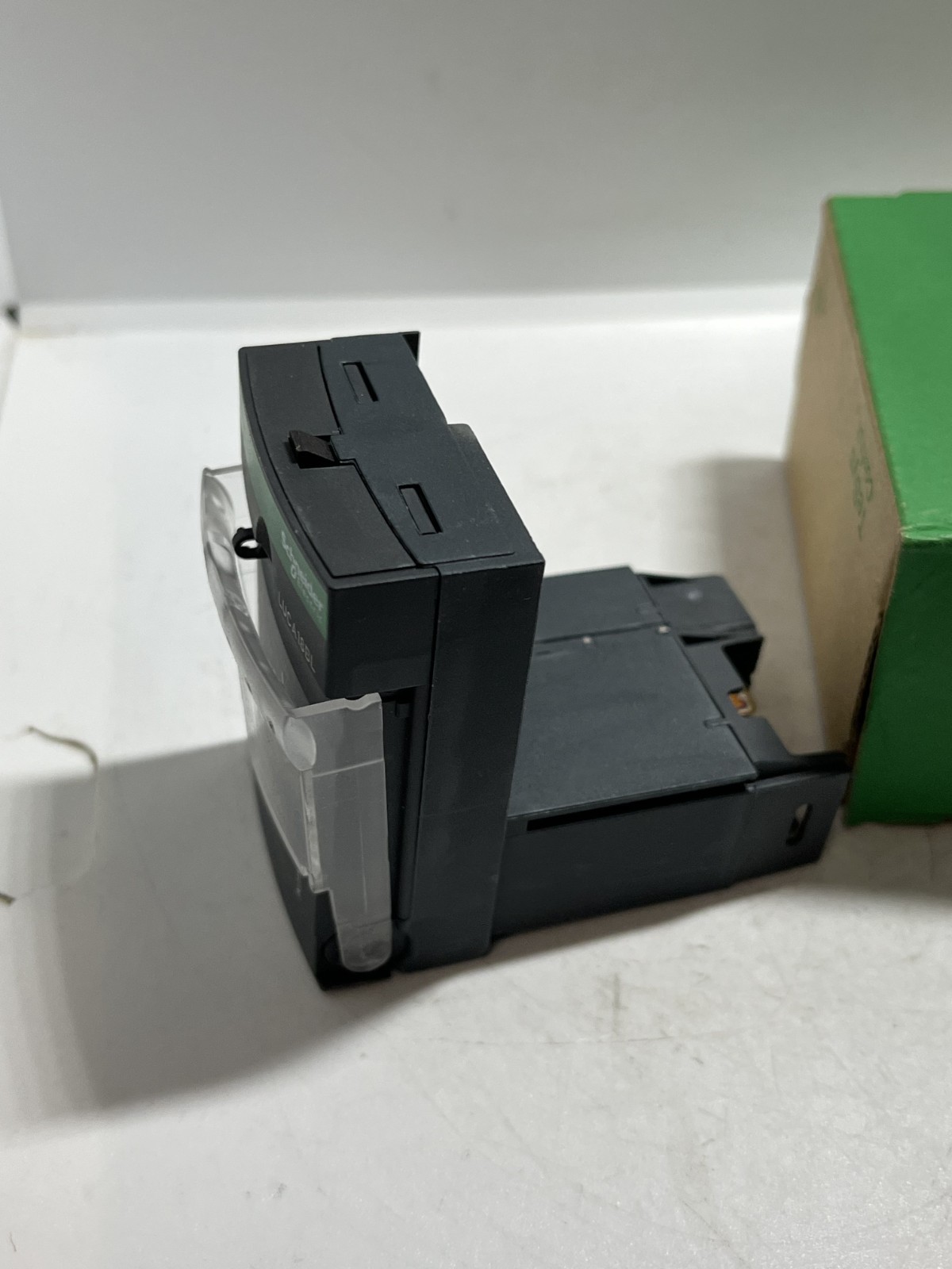 SCHNEIDER LUCA18BL STANDARD CONTROL UNIT 24V 690VAC 3 POLE CLASS 10 NIB