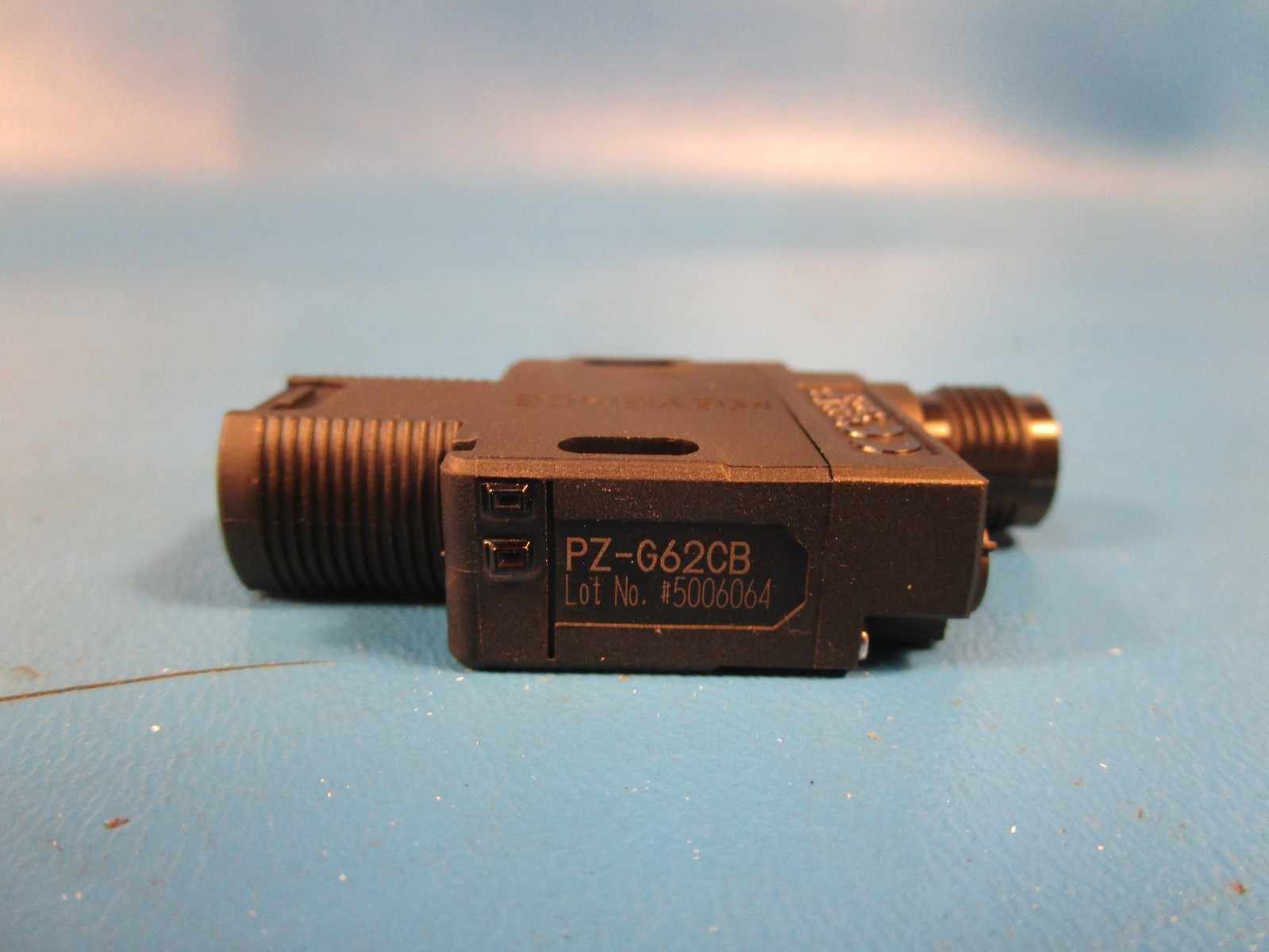 Keyence PZ-G62CB, PHOTOELECTRIC SENSOR, 0.1-1 METER RANGE, 10-30 VDC