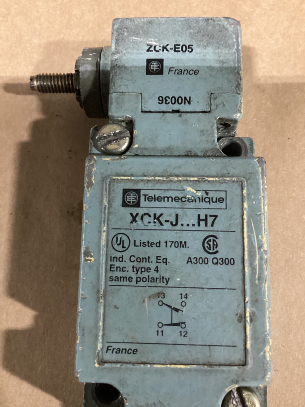TELEMECANIQUE XCK-J…H7 LIMIT SWITCH ASSEMBLY with ZCK-E05 #102F107
