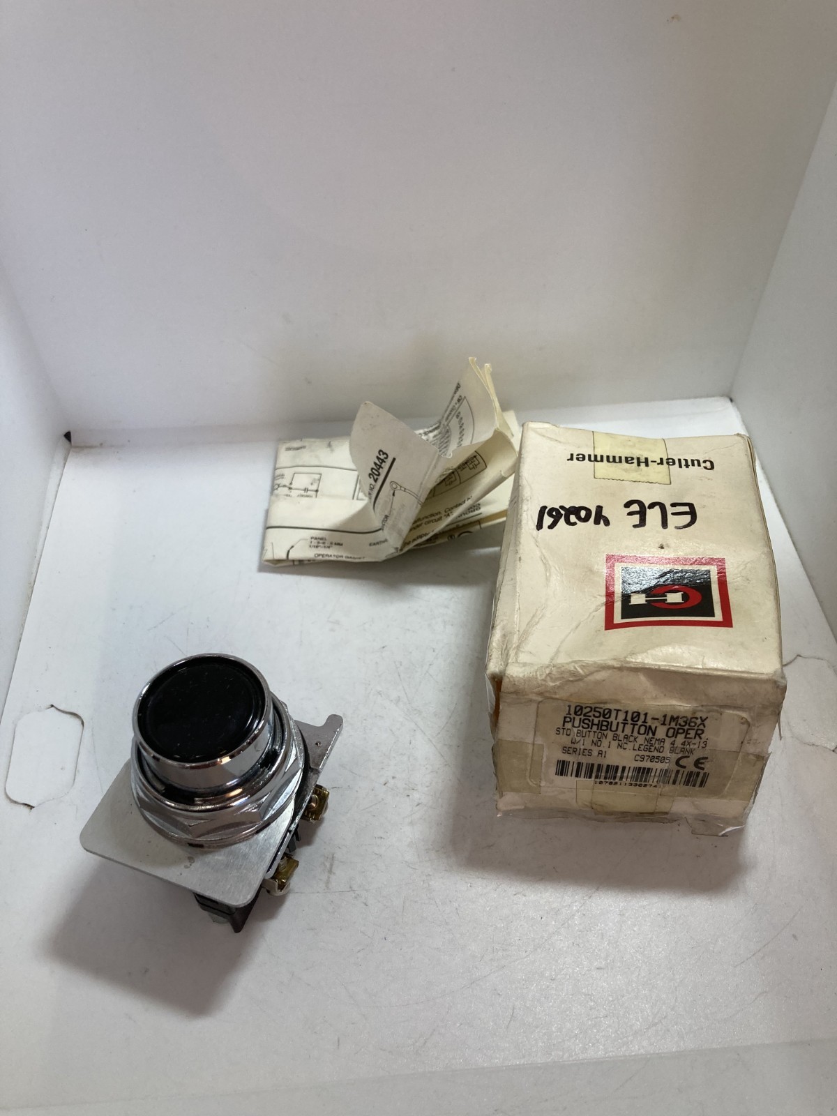 CUTLER HAMMER 10250T101-1M36X PUSHBUTTON OPERATOR BLACK 1NO/1NC LEGEND BLANK NIB