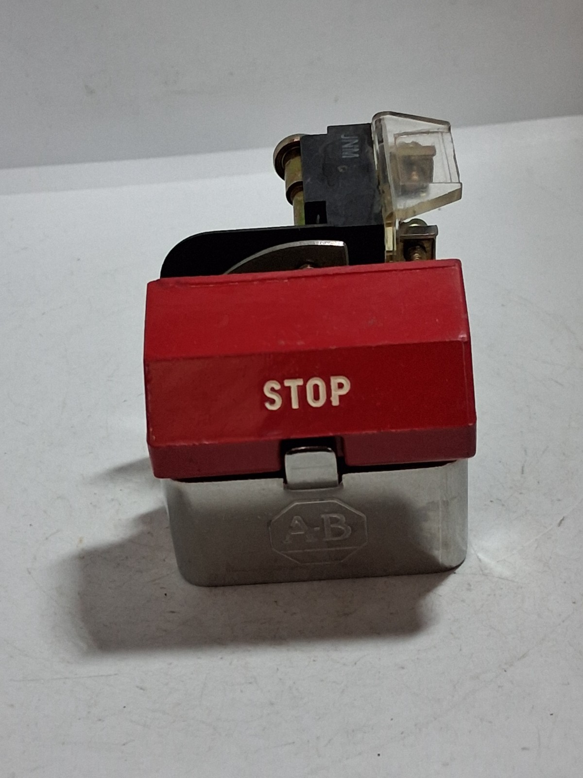 ALLEN BRADLEY 800H-WK61A PUSHBUTTON FLIP LEVER RED STOP 1NO/1NC NNB