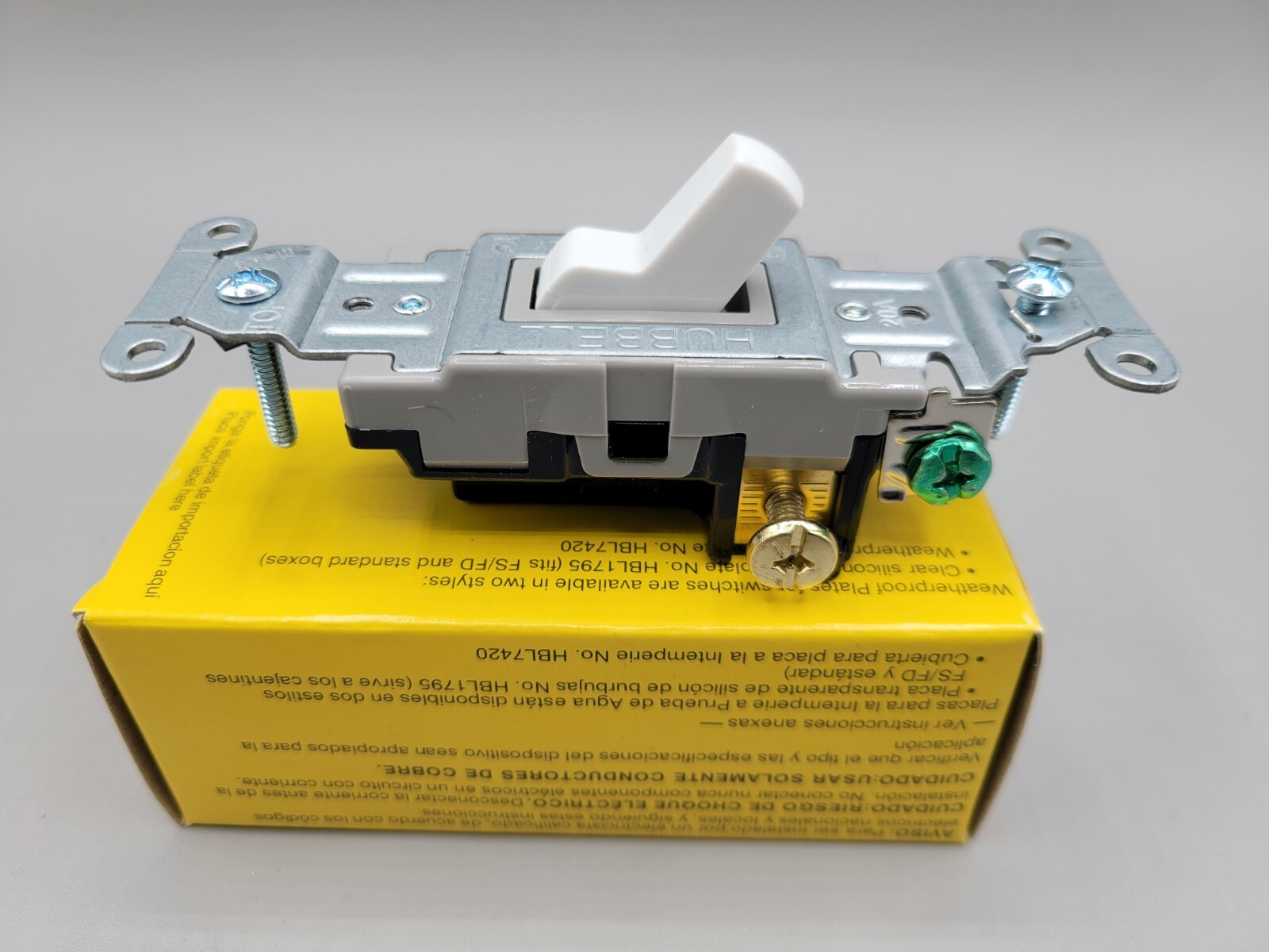 NEW Hubbell CS320W White 3 Way Toggle Switch 20 Amp 120/277 VAC Spec Grade