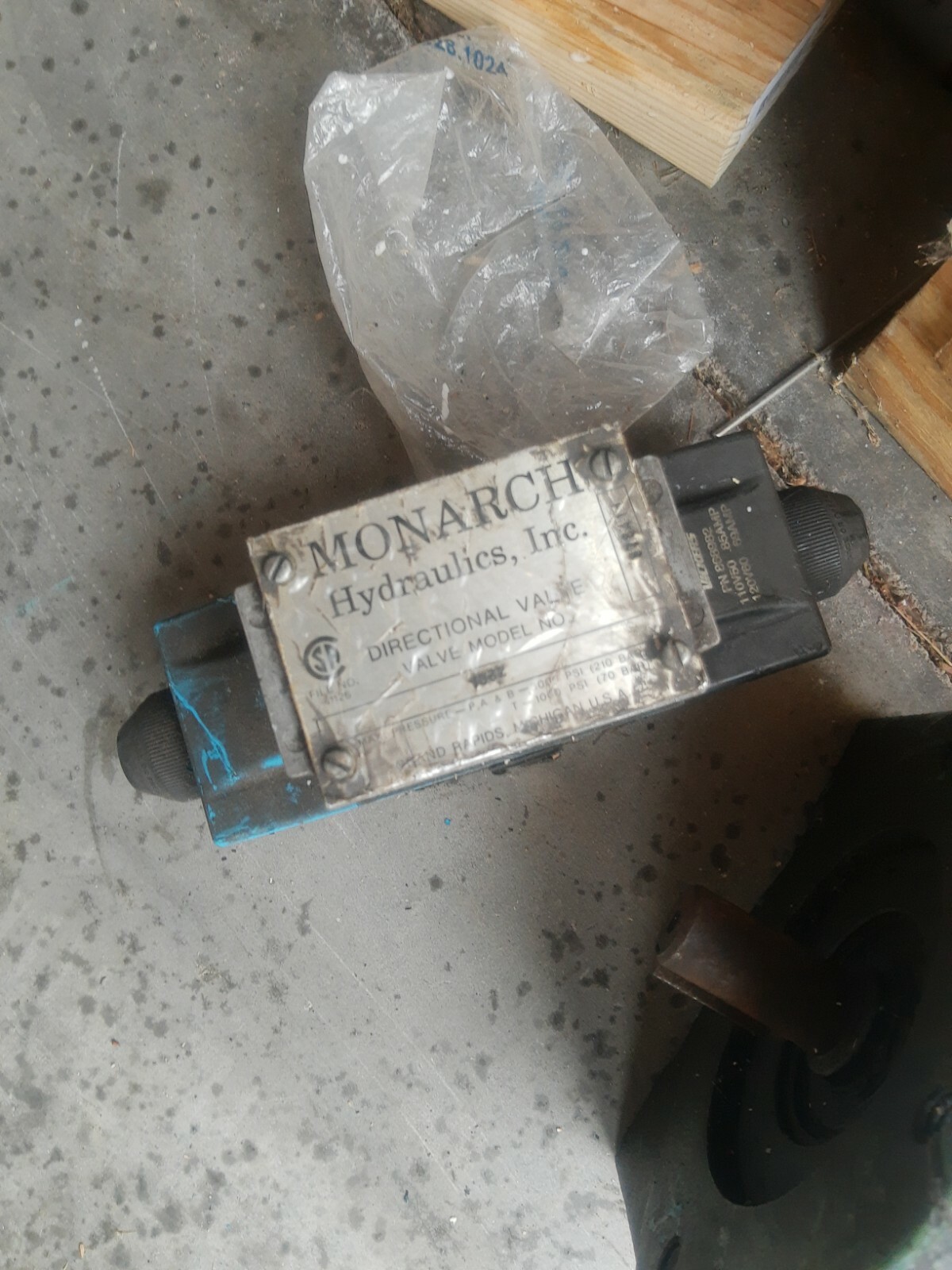 RARE Monarch Hydraulic Directional Valve & Vickers Coil # 1062 (?) 868982