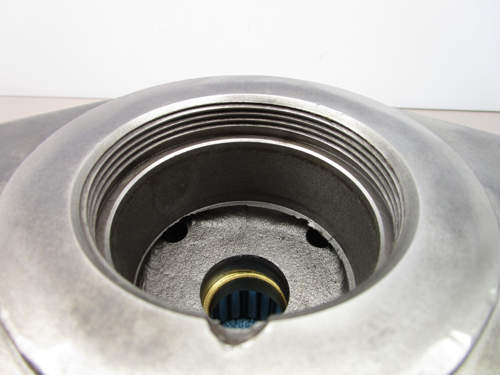Commercial P25 P37 Hydraulic Pump Tapered Bearing Front Cover Housing 2-Bolt