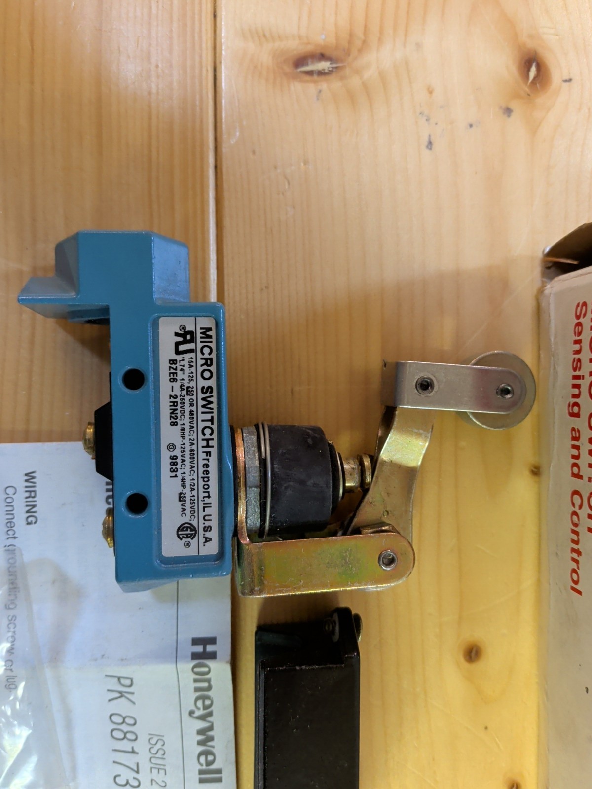 Honeywell BZE6-2RN28 Micro Switch Limit Switch NIB