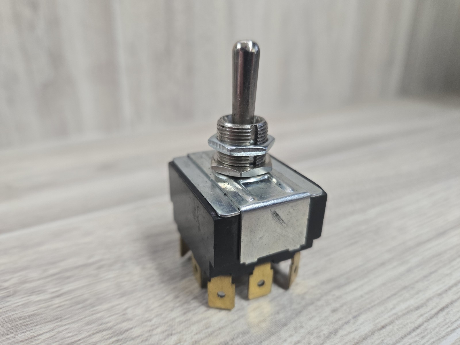 Carling 1042R Maintained Toggle Switch 3-Position 125 / 250V