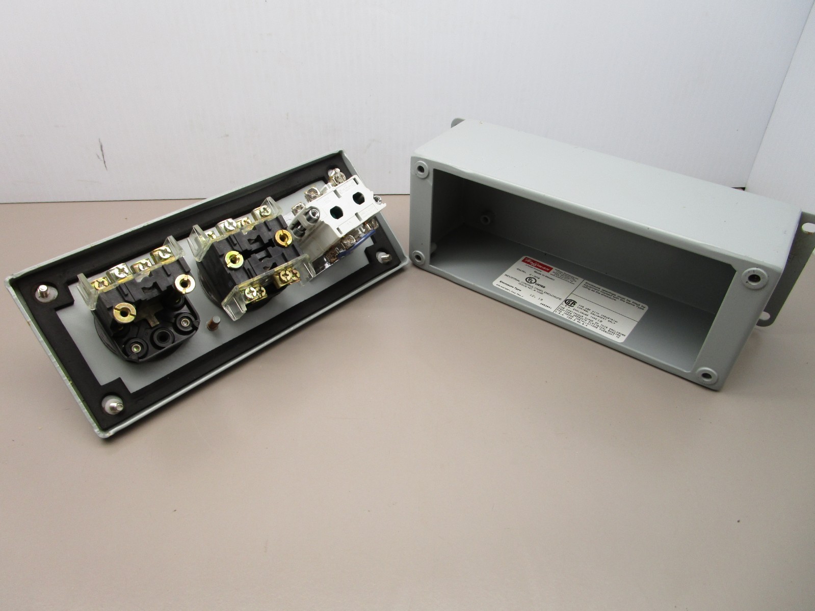 Hoffman E-3PB Push Button Enclosure with Switches ON-OFF-ON / Start / Stop