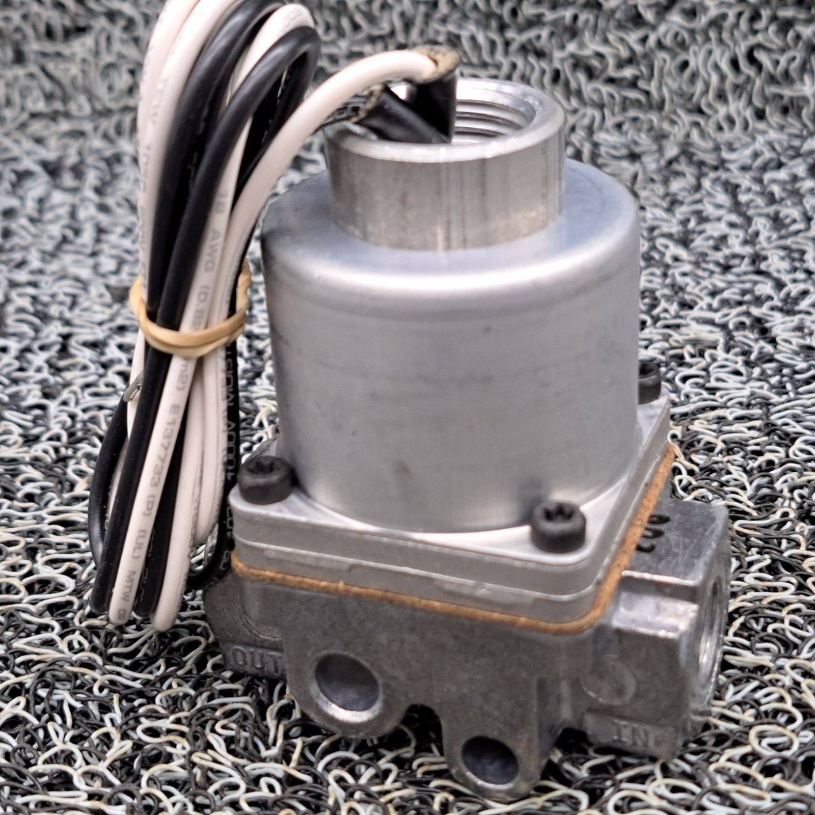 Baso H91BA-3 Auto Gas Valve 120V 1/4 x 1/4 100000 BTU No Packaging