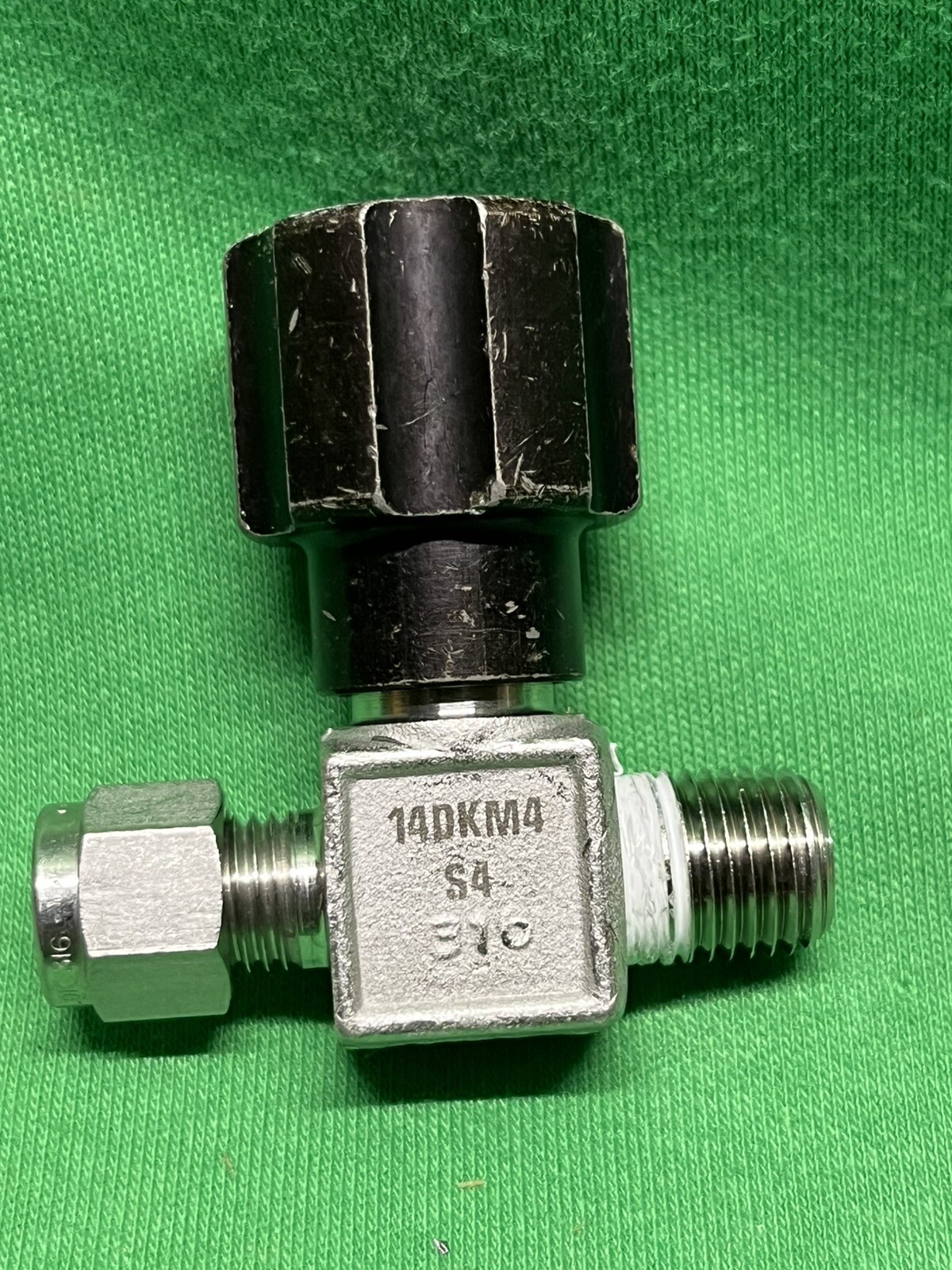 Whitey Integral Bonnet Non-Rotating Stem Valve 1/4 MNPT x 1/4” Tube SS-14DKM4-S4