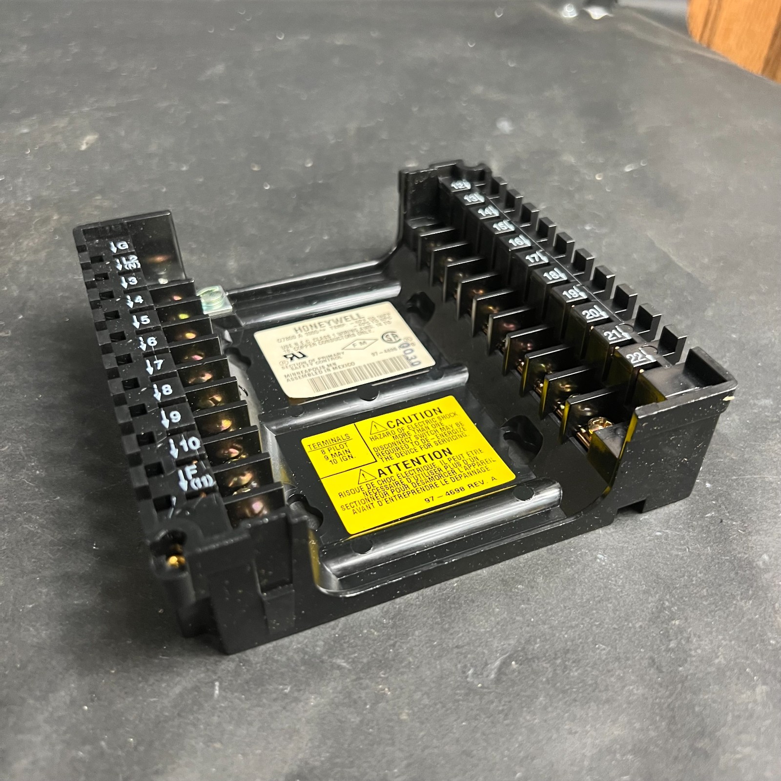 HONEYWELL Q7800A1005 WIRING SUBBASE ($40 OBO)
