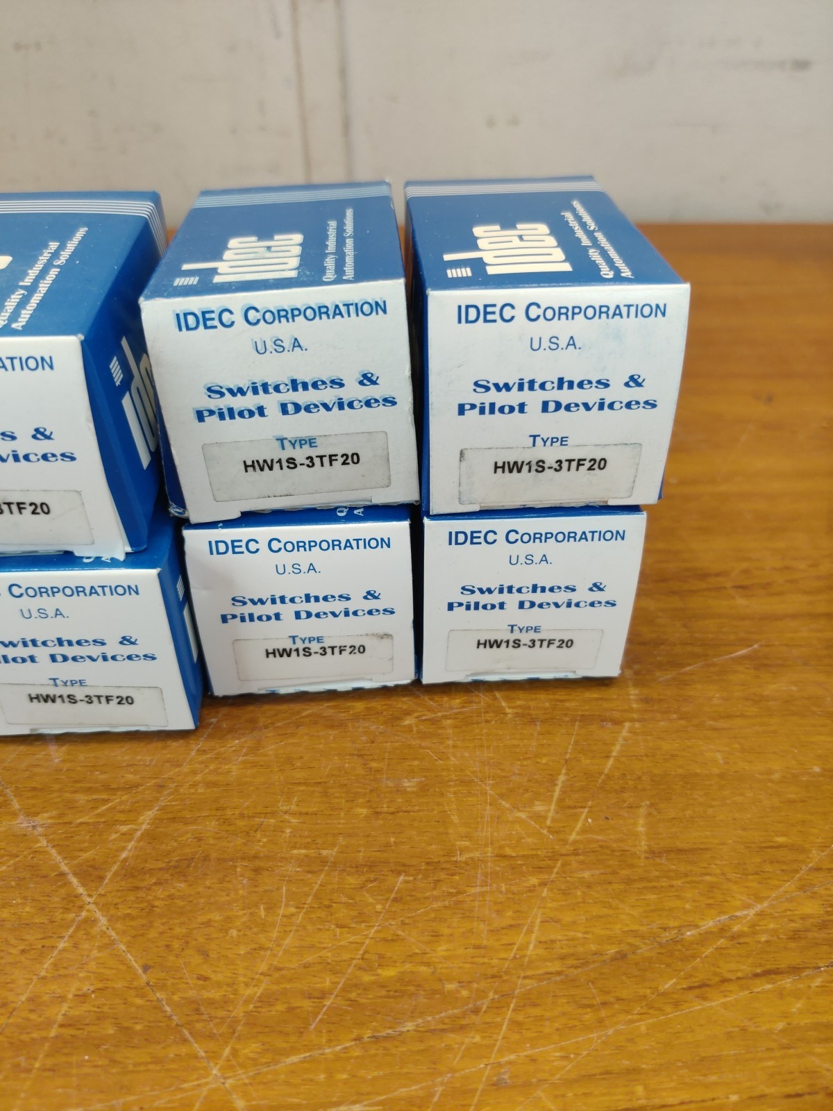 IDEC HW1S-3TF20 SELECTOR SWITCH 3POS DPST 10A 110V. Japan. LOT of 7. NIB.