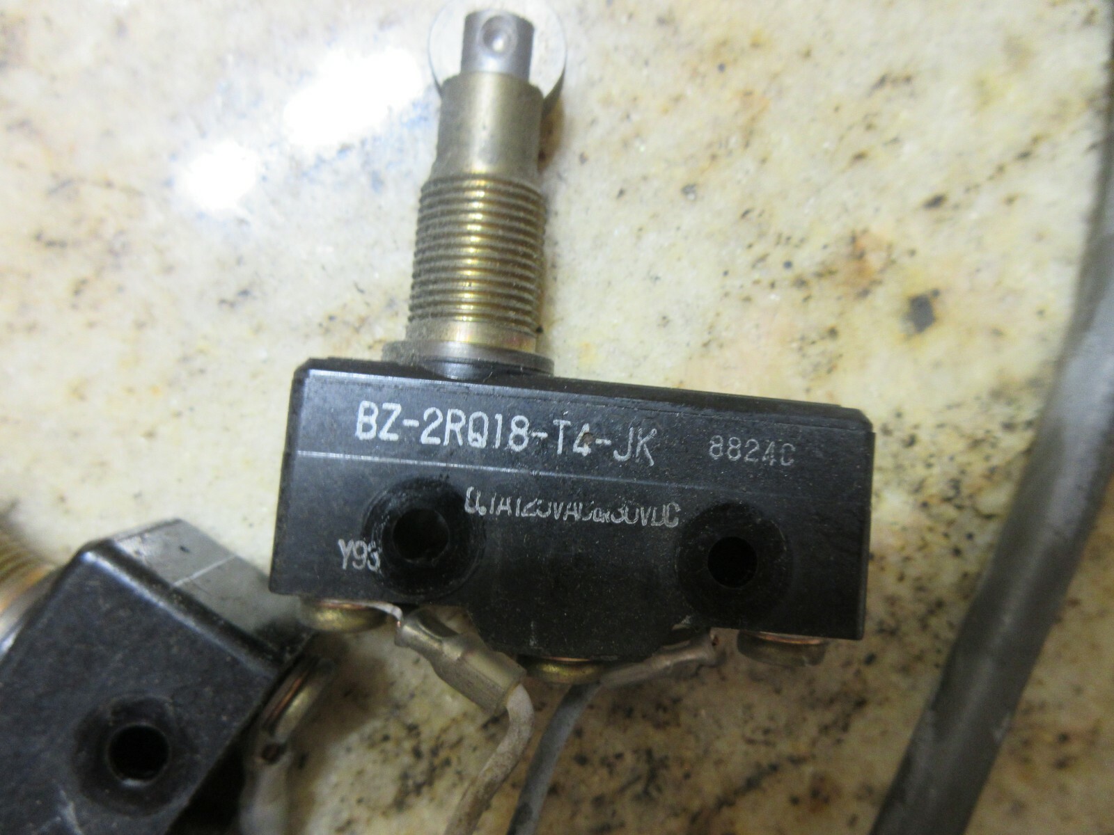 YAMATAKE HONEYWELL SAFETY SWITCH BZ-2RQ18-T4-JK 8824C LOT OF 3 PIECES