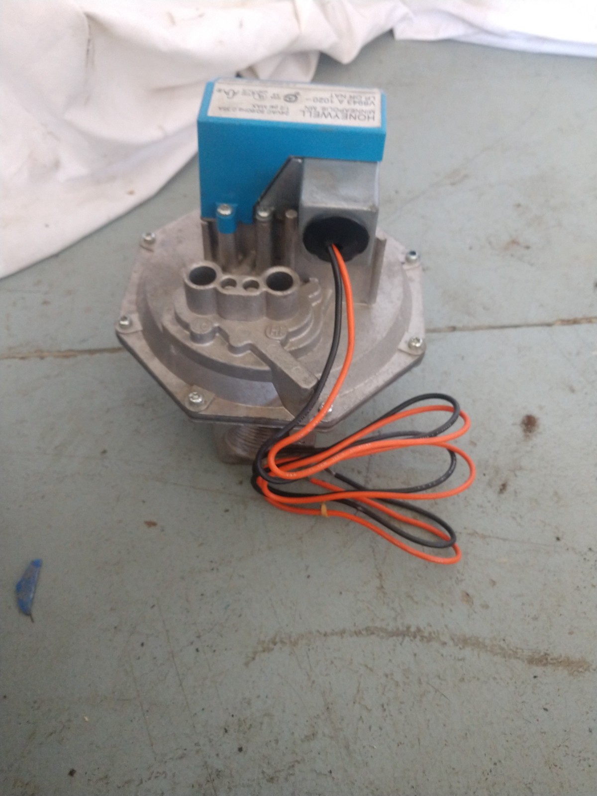 Honeywell V8943A1020 Diaphragm Gas Valve 24 Vac 1-1/4 inch BRAND NEW NOS
