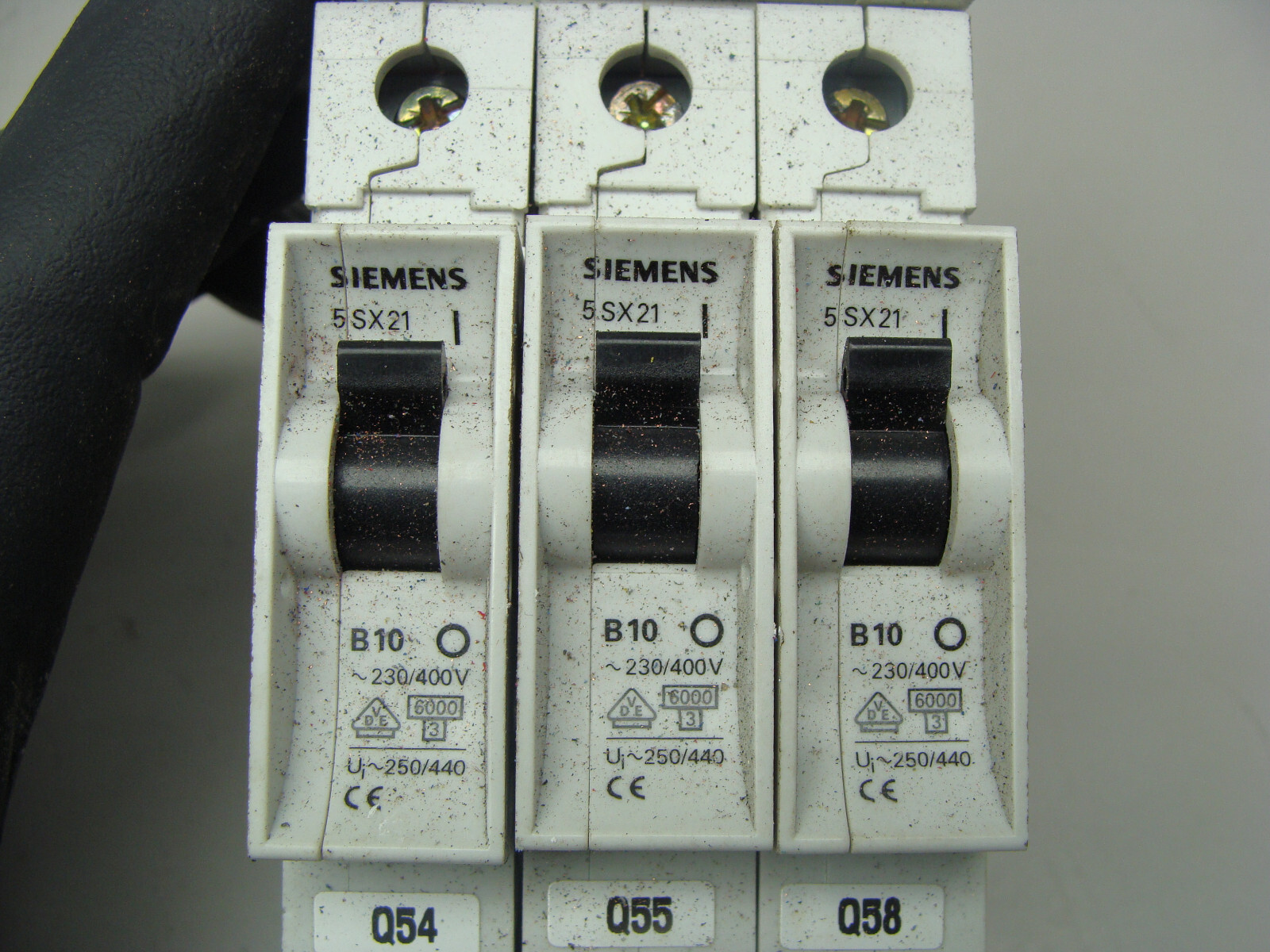 BANK OF 3 SIEMENS CIRCUIT BREAKERS 5SX21 B10 230/400V 10A