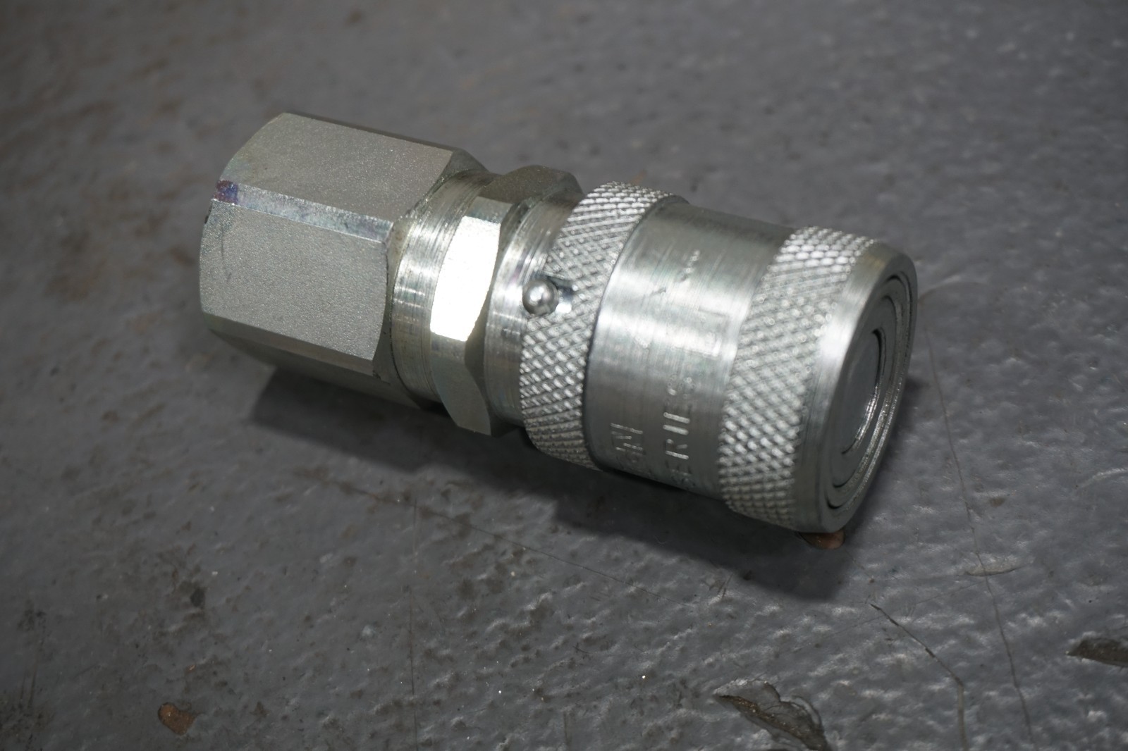 Aeroquip FD49-1000-08-06 Coupling Flush Face 3/8 Body Type 3/4-16, Free Shipping
