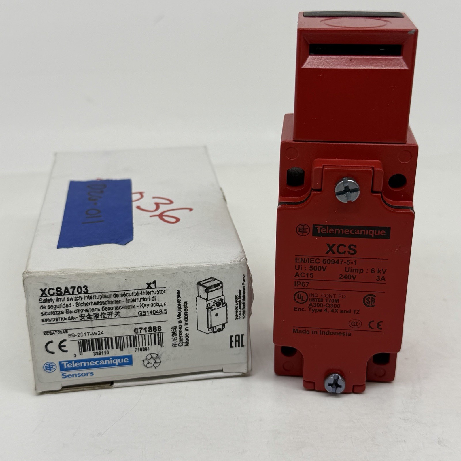 Telemecanique Sensors Xcsa703 2Nc/1No Safety Interlock Switch Nema 4, 4X, 12 Ip