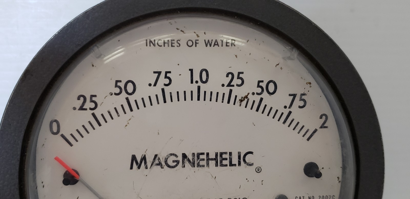 MAGNEHELIC 0-2″ OF WATER PRESSURE GAUGE, 15 PSIG, CAT NO. 2002C