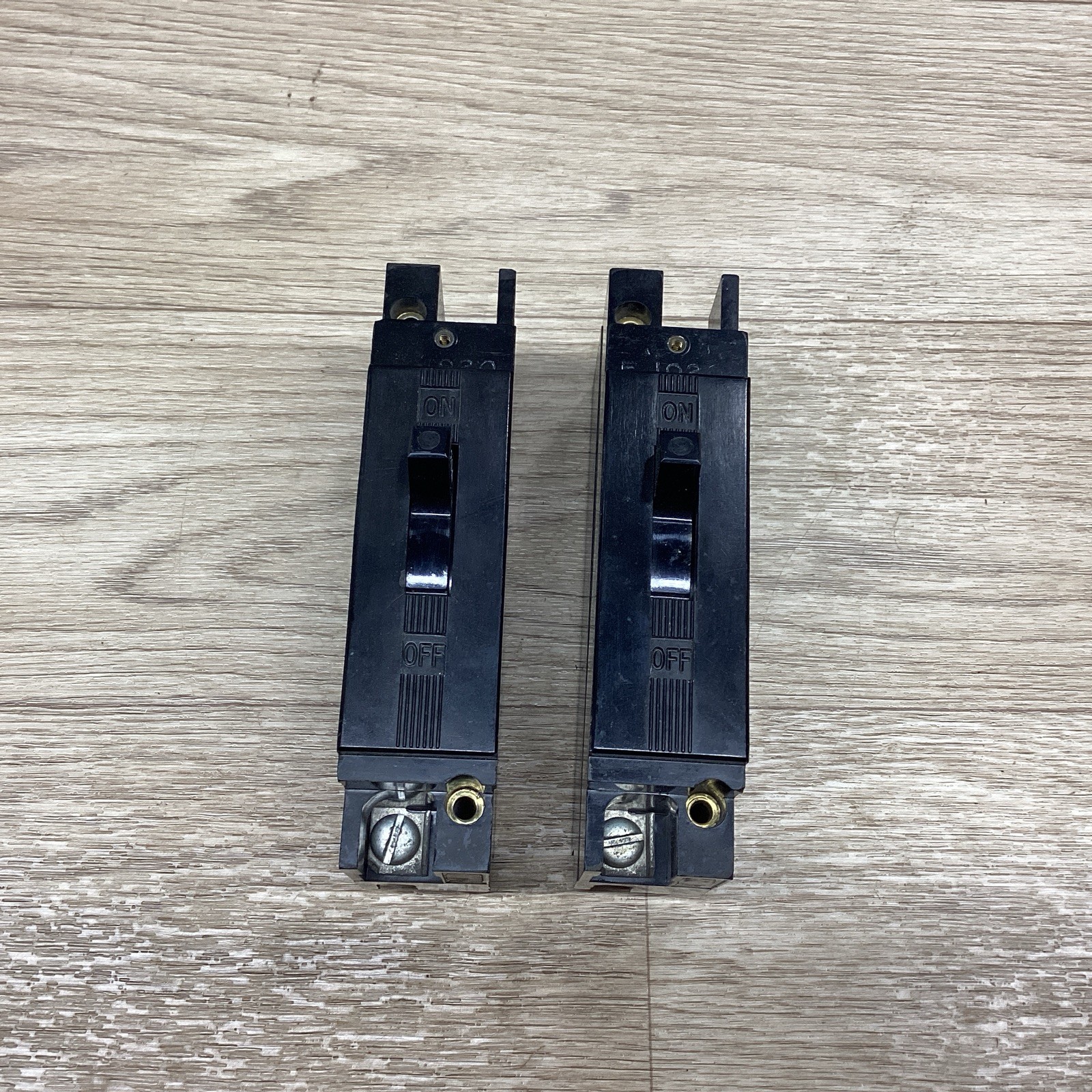 LOT OF 2 WESTINGHOUSE E1020 20 AMP 1 POLE CIRCUIT BREAKER #819PT158*CO