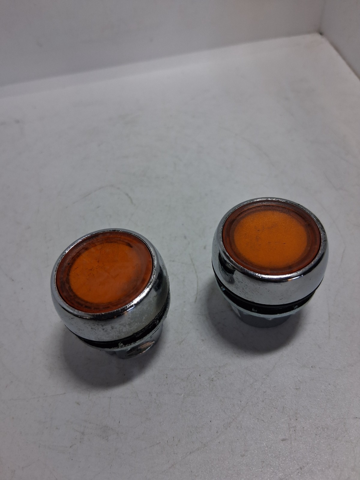 ALLEN BRADLEY 800FM-LF4 PUSHBUTTON OPERATOR ILLUMINATED AMBER FLUSH (LOT OF 2)