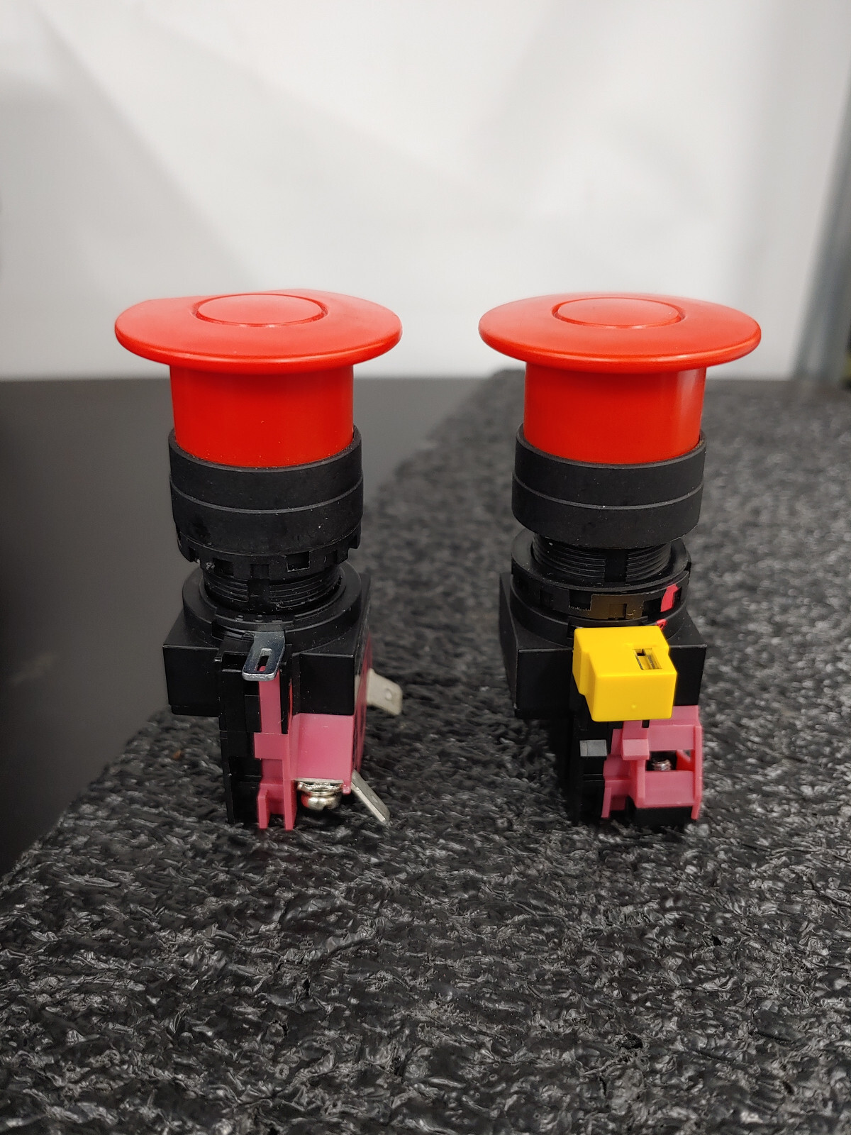 Assorted IDEC HW Series 22mm Emergency Stop HW1B-Y2C01-R-TK1111 HW1B-Y2F01-R