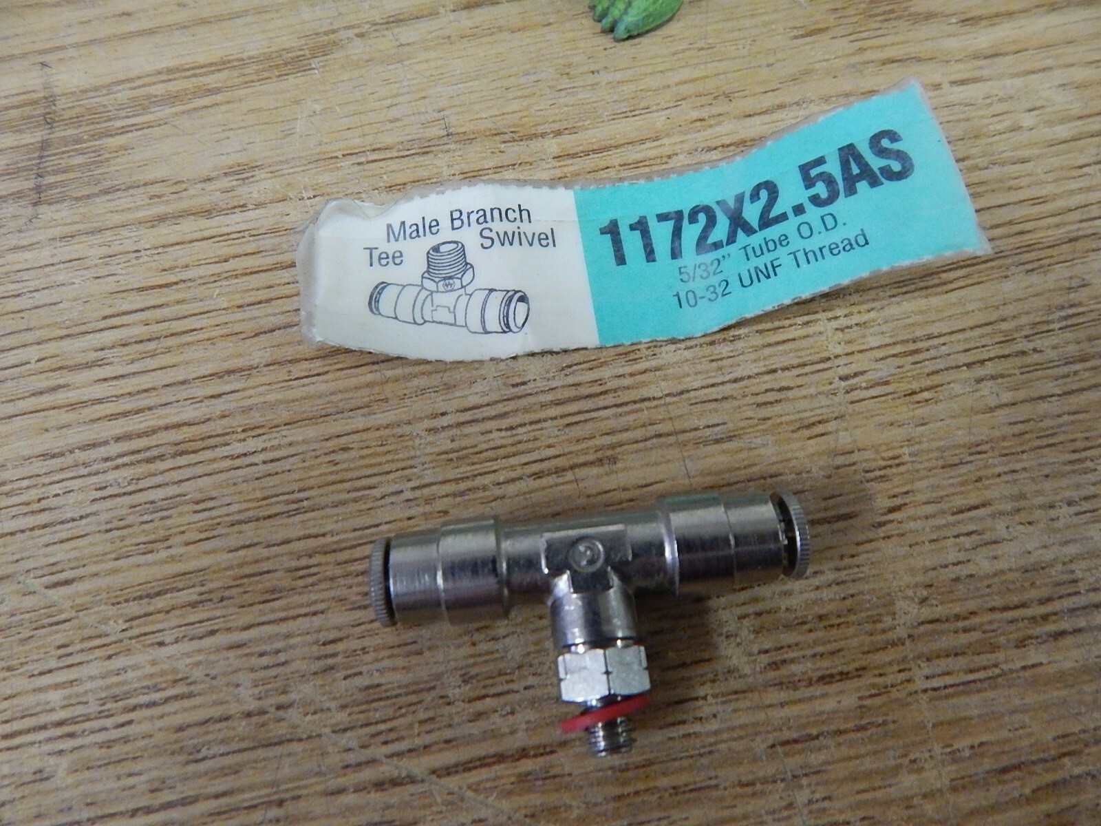 NEW Weatherhead 1172X2.5AS 5/32 Tube 10-32 Male Branch Swivel Tee Fitting
