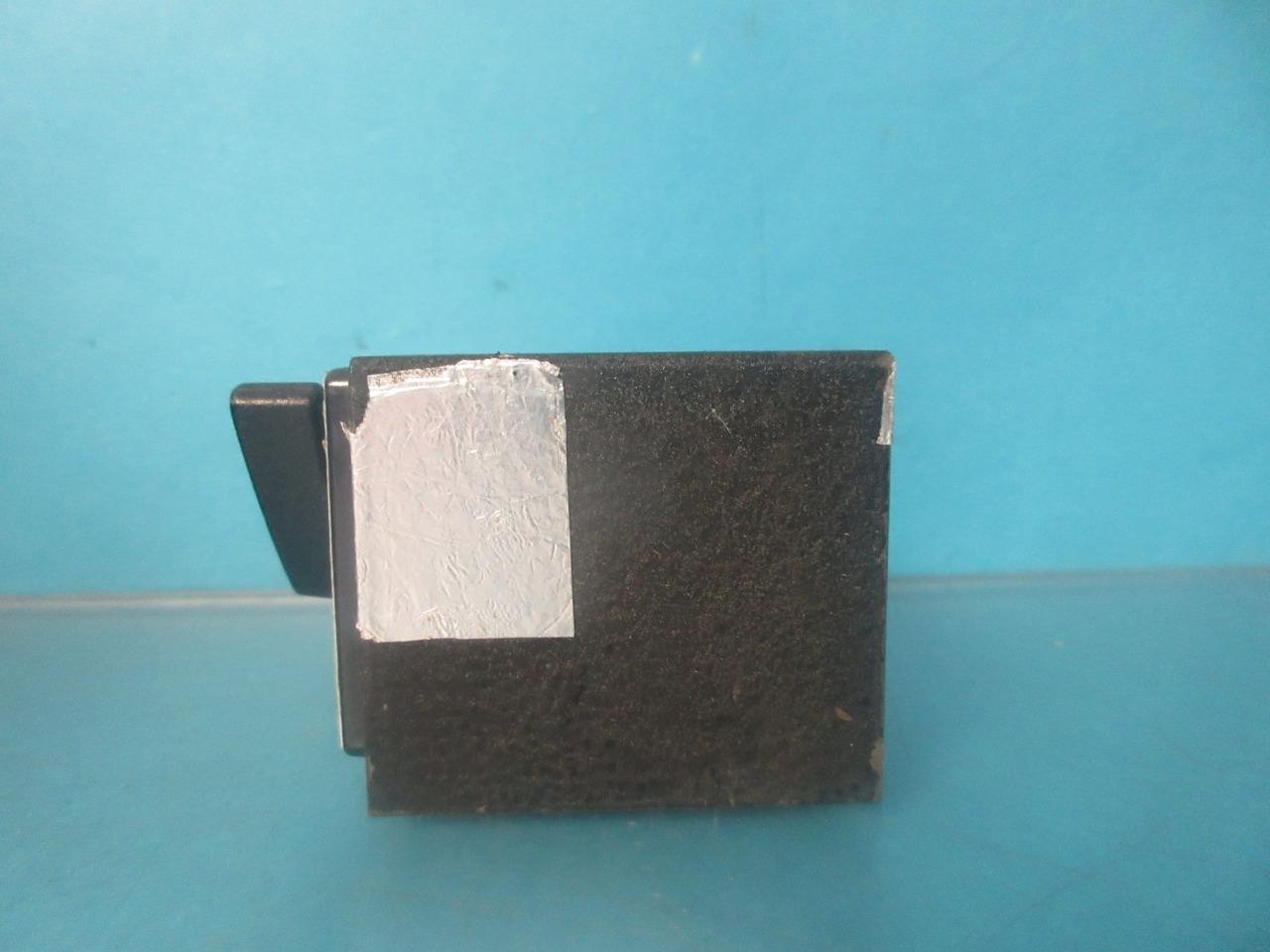 EDMUND INUSTRIAL OPTICS SQUARE MAGNETIC BASE WITH ON/ OFF SWITCH