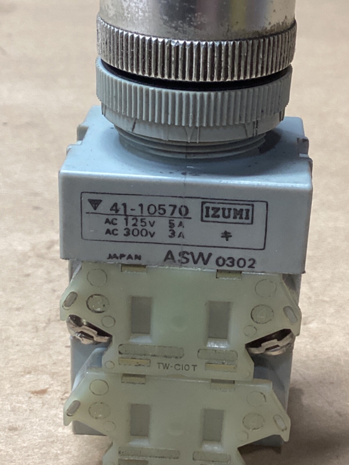 IDEC IZUMI SELECTOR SWITCH 41-10570 300V 3A W/ 2 POS CONTACT #110M13
