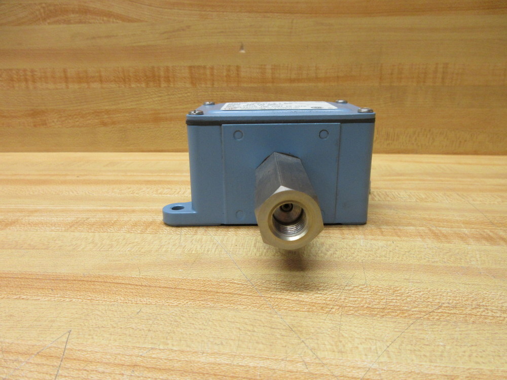 United Electric Controls Co J6-274-1070 UE Pressure Switch J6-274