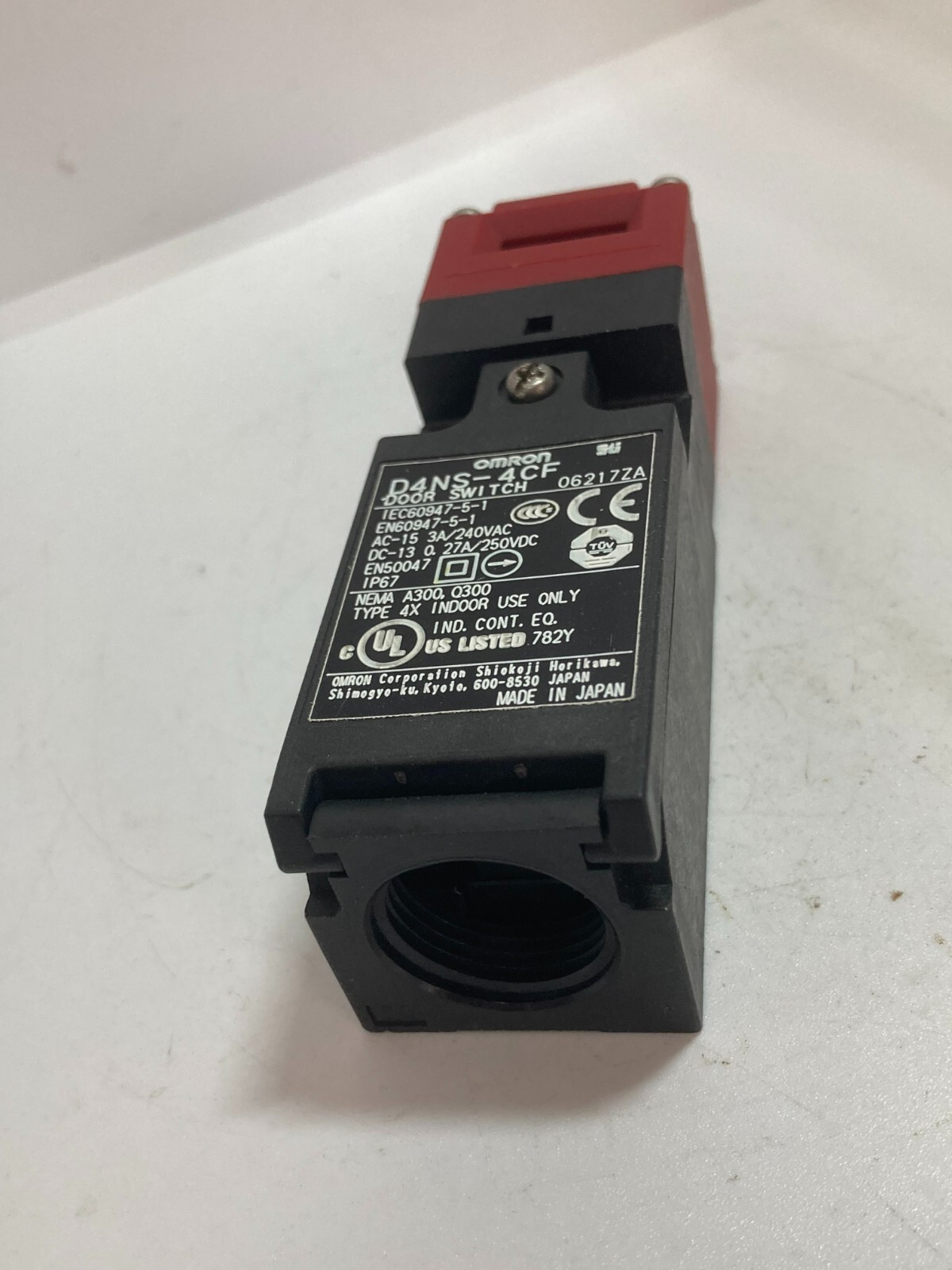 OMRON D4NS-4CF SAFETY DOOR SWITCH 3A 240VAC TYPE 4X INDOOR USE ONLY NNB