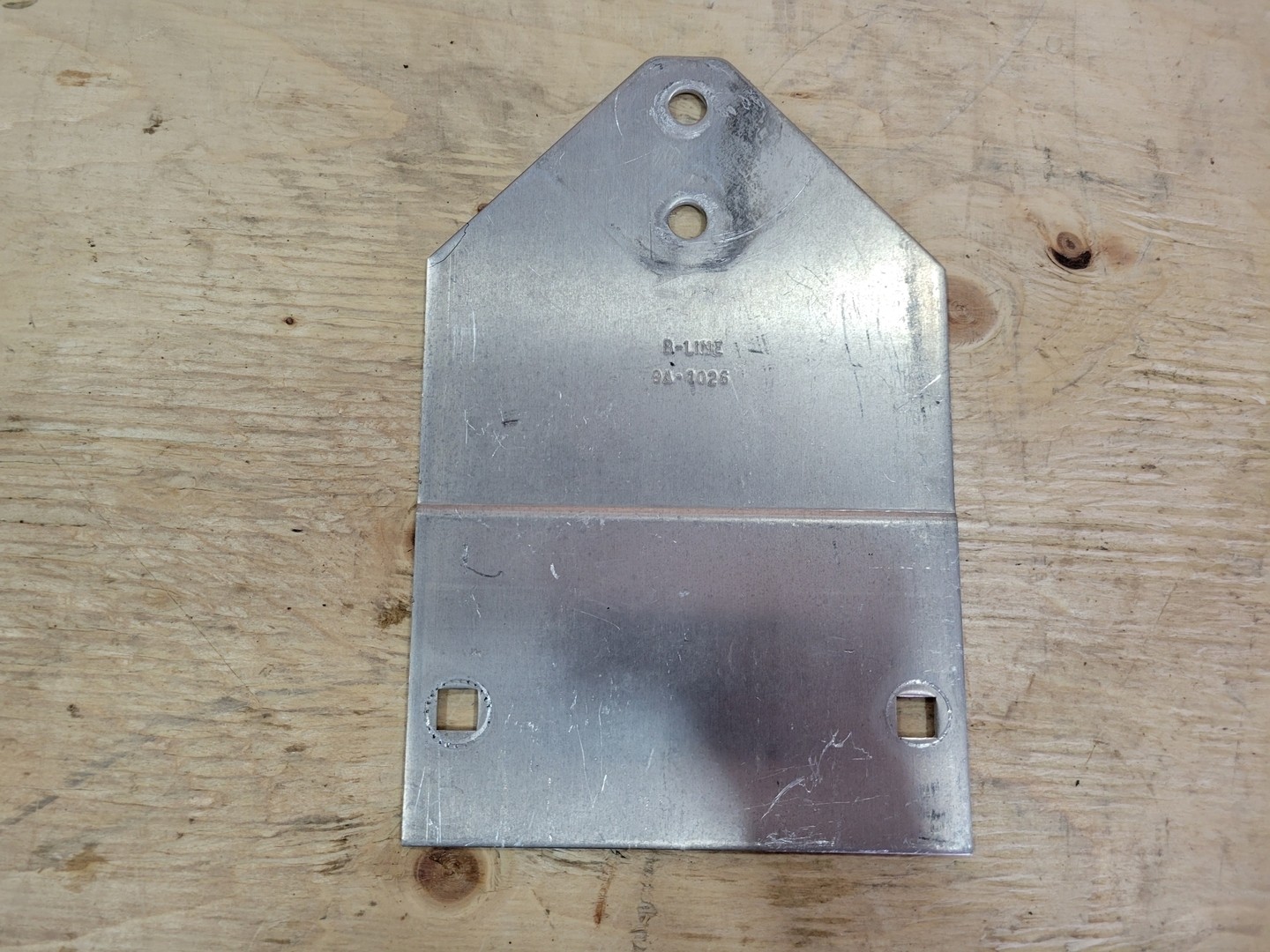 Eaton B-LINE 9A-1026 Vertical Adjustable Splice Plate For 5″ NEMA / 6″ High