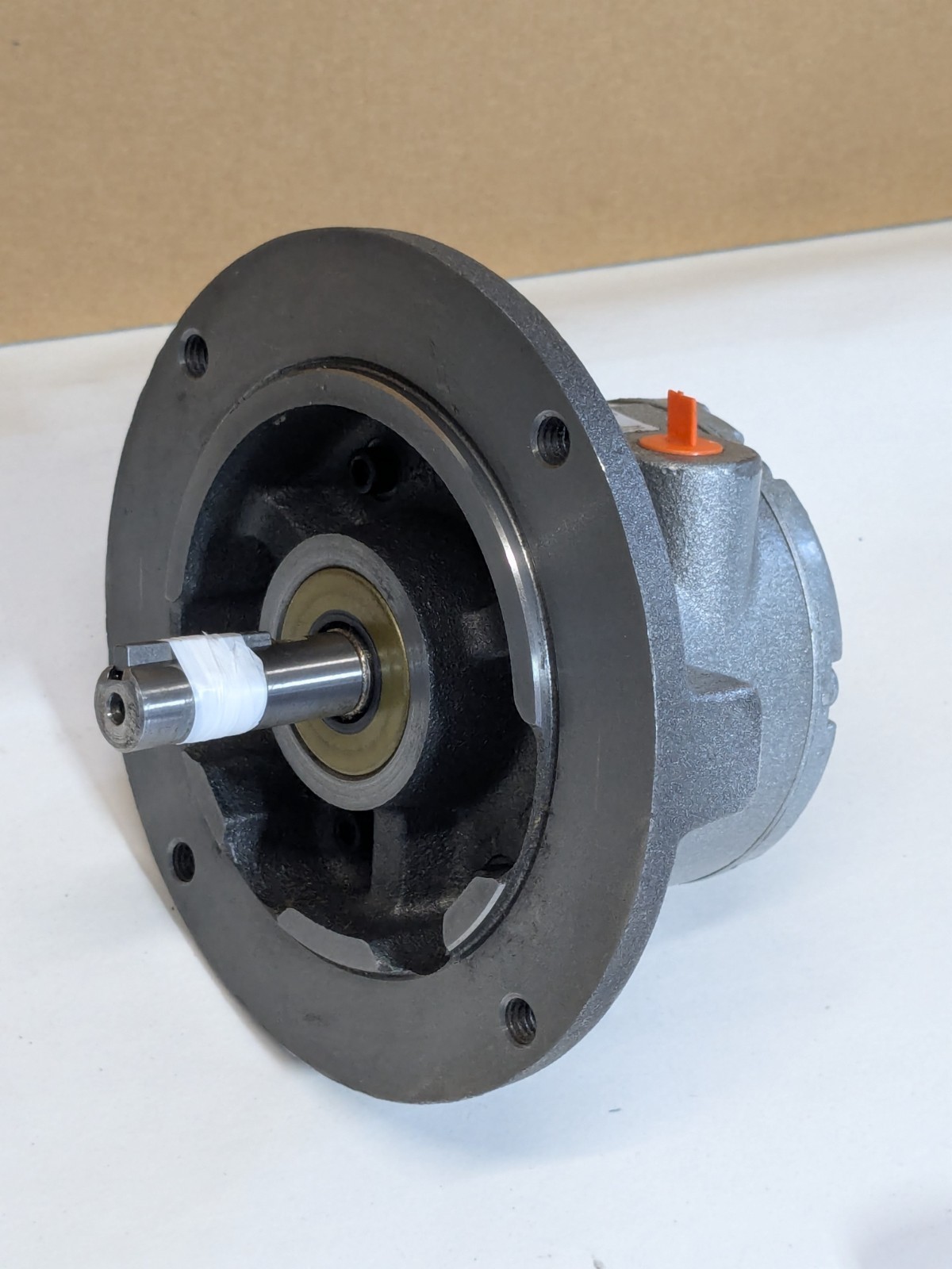 Gast Flanged Air Motor w/ Muffler 1.5 HP 5/8″ Reversible Shaft 3000 RPM Max