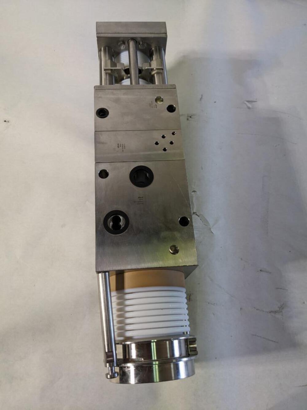 KHS PNEUMATIC CYLINDER 65175533S001 W/ APACHE 3800 CASE 8.39 X 5.6 X 3.25″ R35