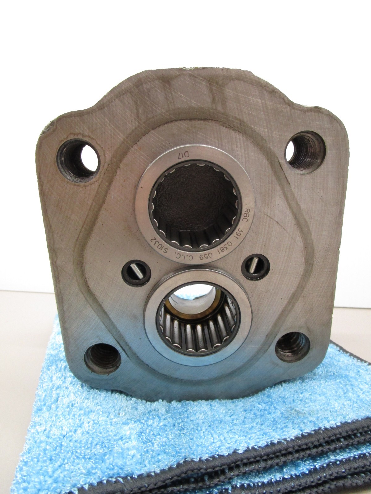 Commercial P25 P37 Hydraulic Pump Tapered Bearing Front Cover Housing 2-Bolt