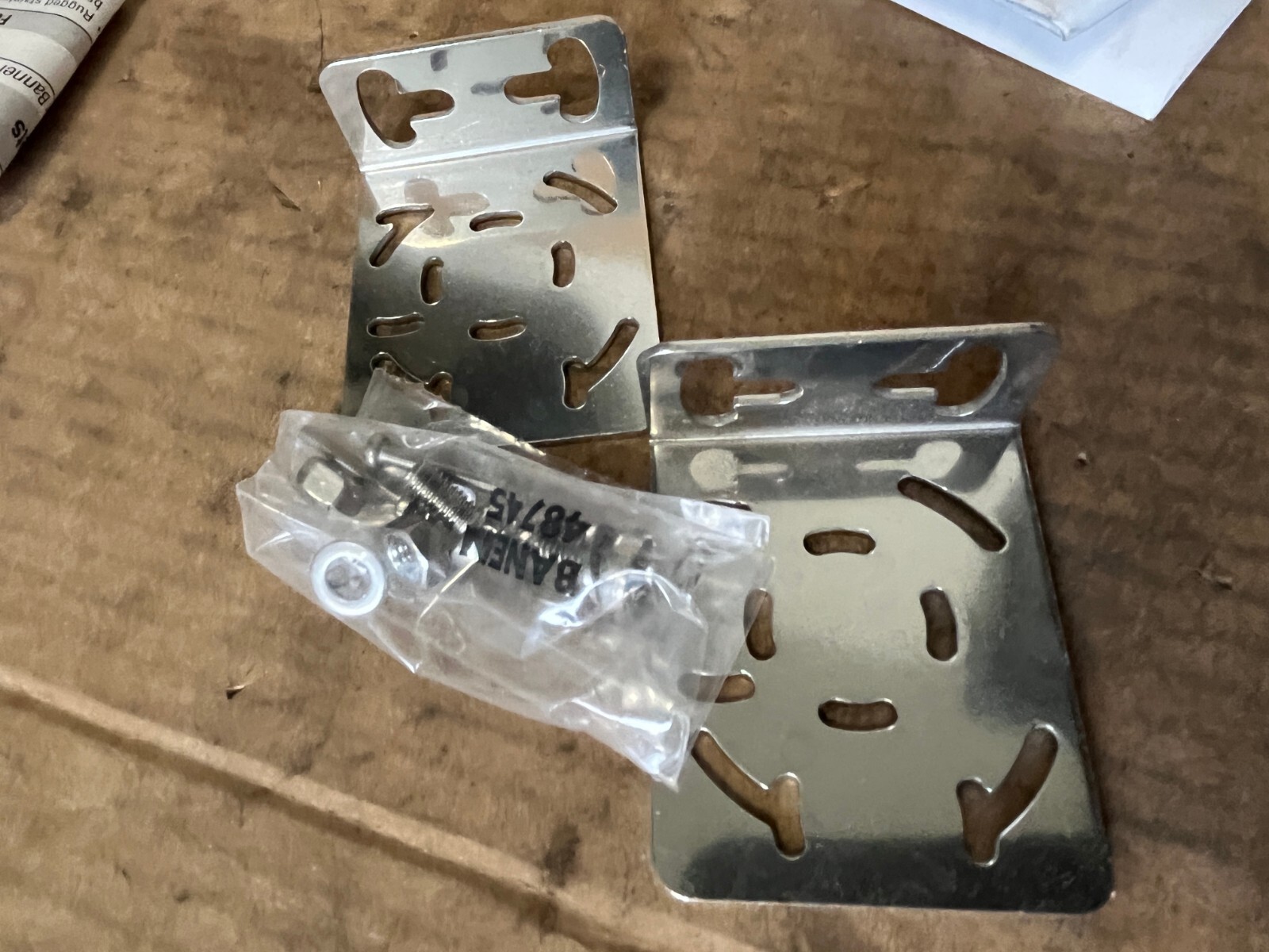 Banner, Bracket x 2, SMB46L, 1 bag hardware