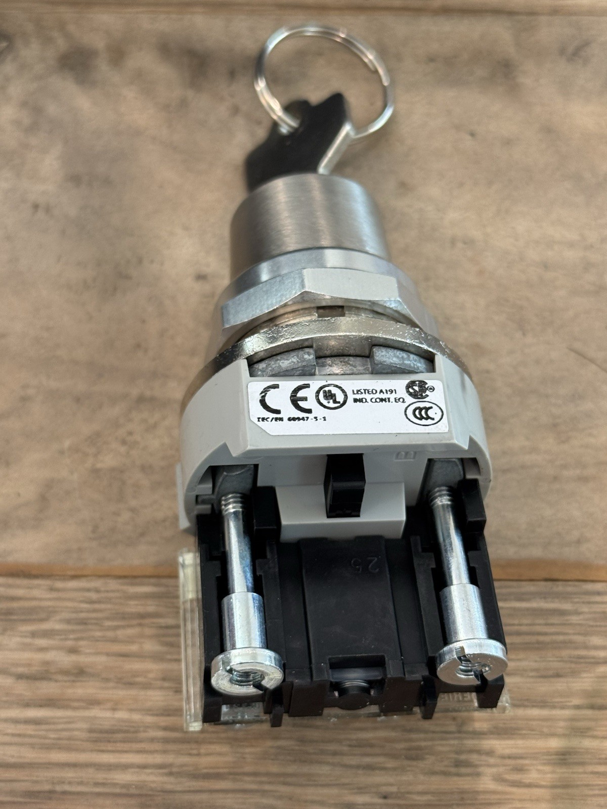NEW ALLEN-BRADLEY 800T-H3109A SERIES T TYPE 4/13 Keyed Selector Switch W/ Mount
