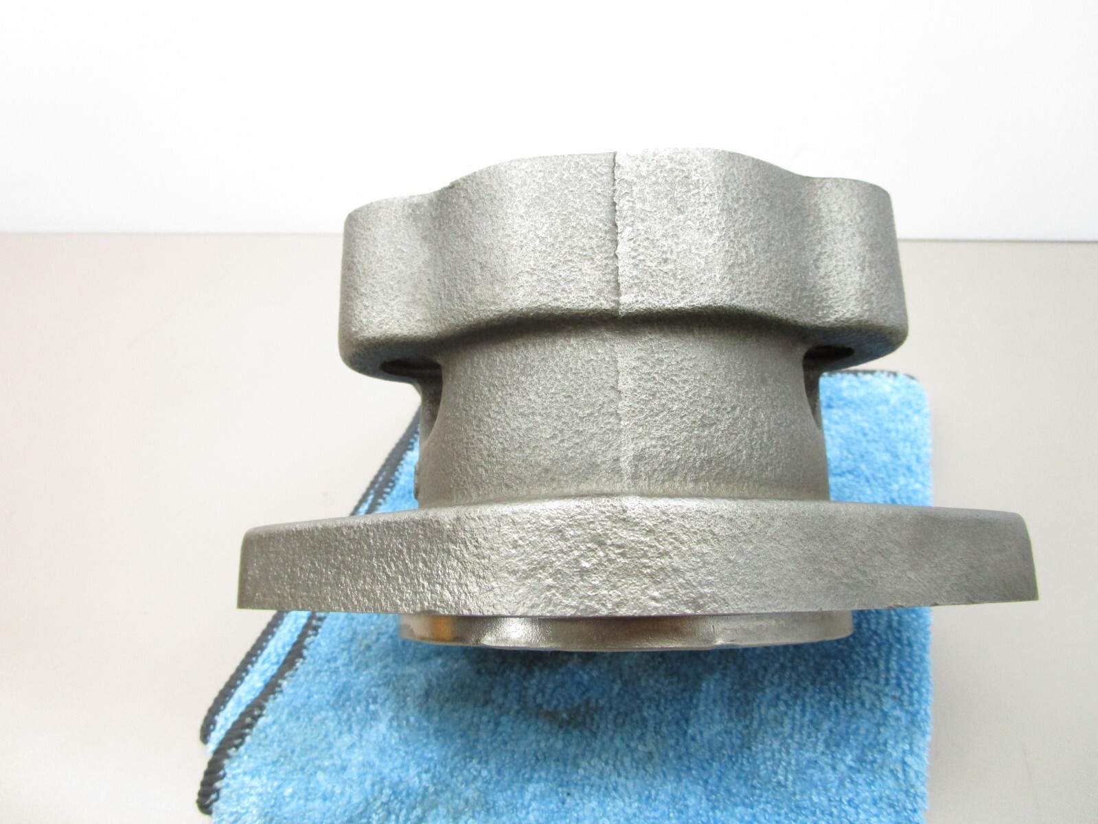 Commercial P25 P37 Hydraulic Pump Tapered Bearing Front Cover Housing 2-Bolt